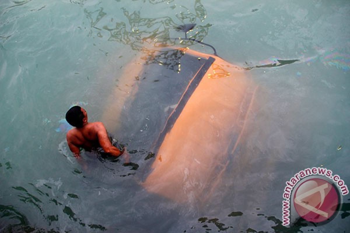 Truk tenggelam di Merak belum diangkat