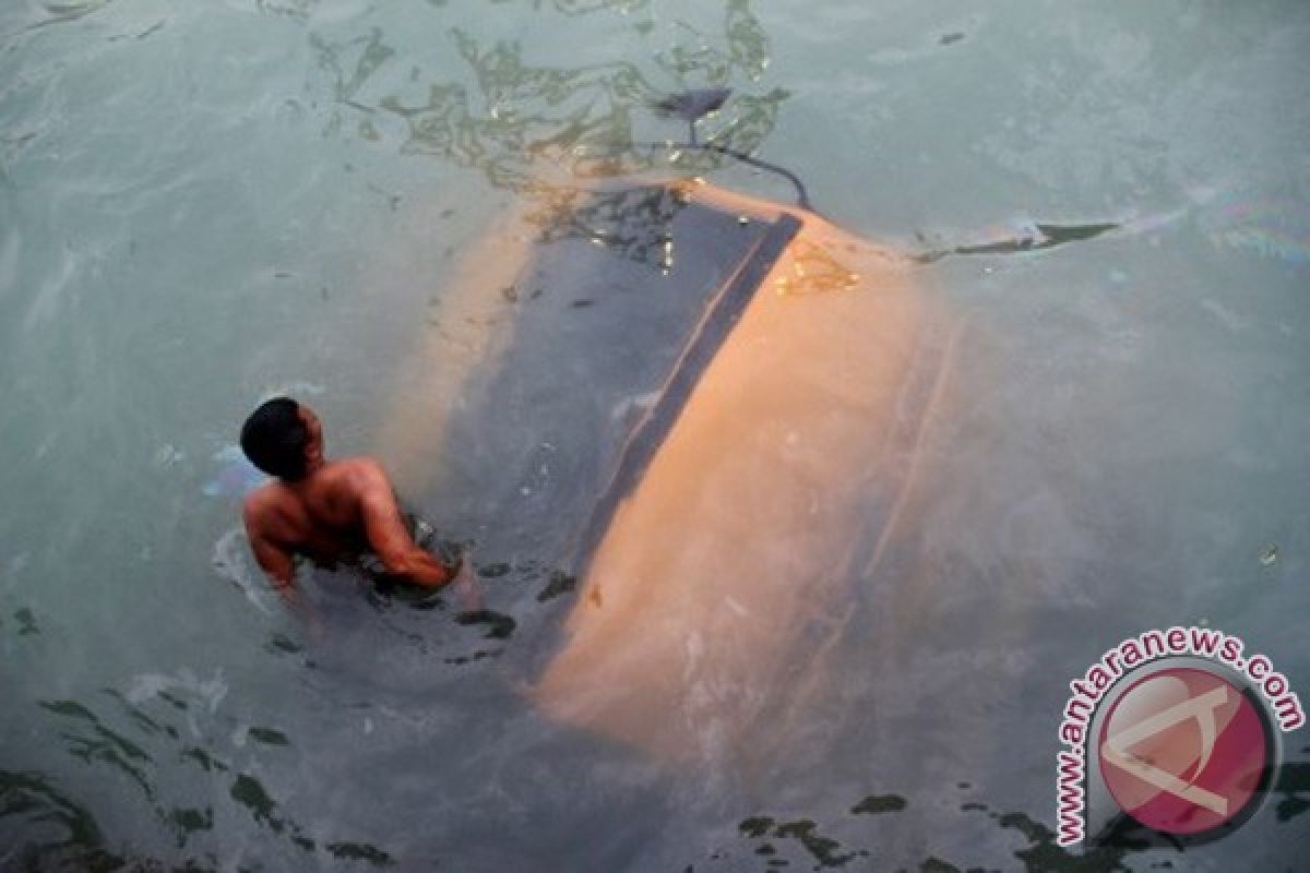 Truk tenggelam di Pelabuhan Merak berhasil dievakuasi