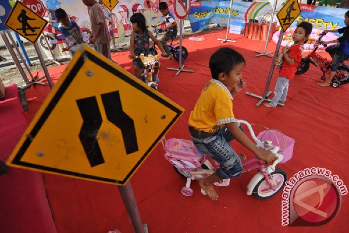 Arena bermain anak jadi objek liburan warga