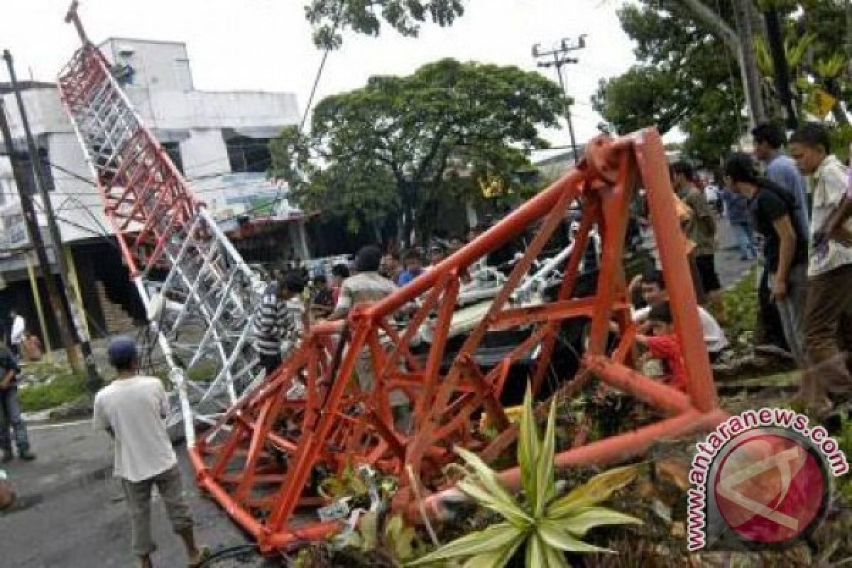 Tower tumbang macetkan jalur Pantura Kalbar