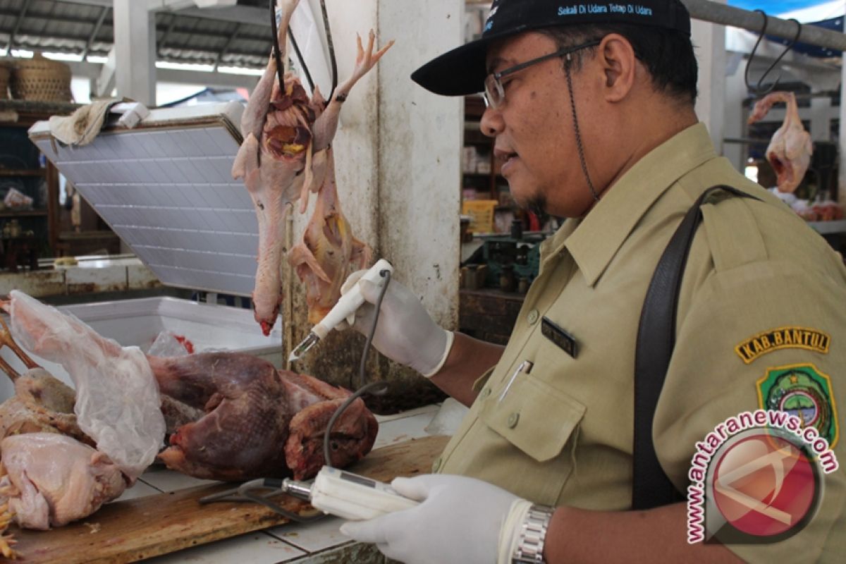 Petugas menyita daging busuk di Pasar Sentolo
