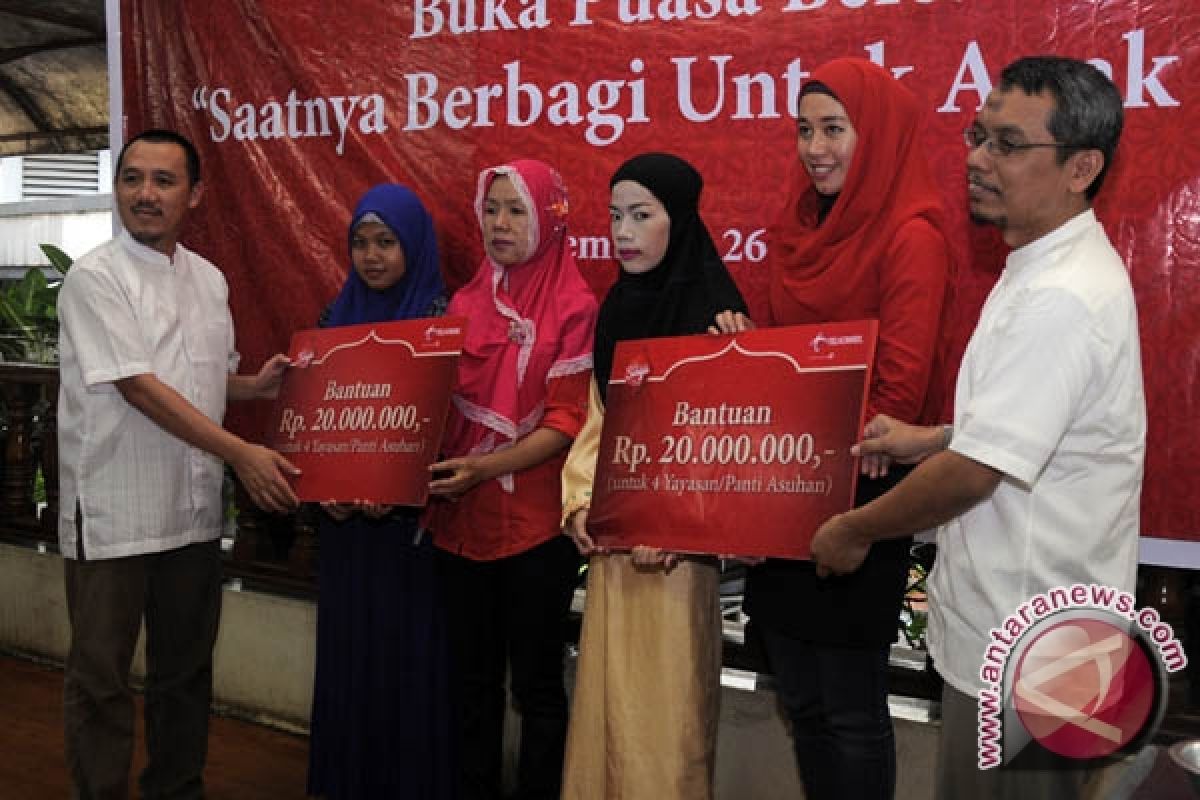 Ratusan anak yatim dapat santuan Telkomsel