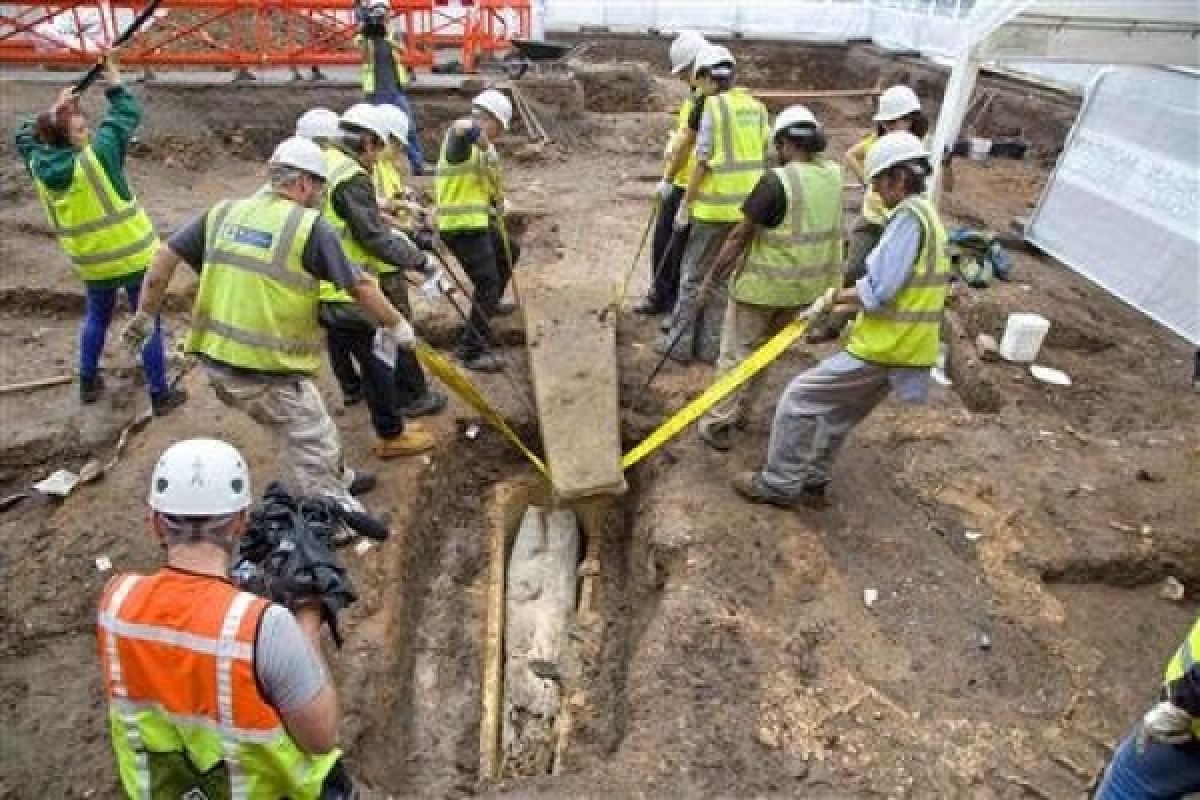 Mysterious double coffin found at King Richard III car park site