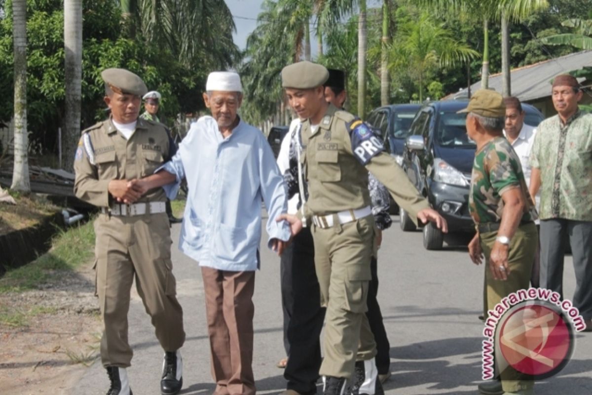 Kerabat Almarhum Eko Maulana Ali Datangi Bandara