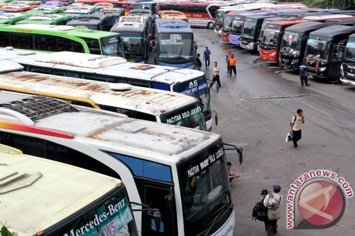 Arus balik melalui terminal bus Kupang meningkat