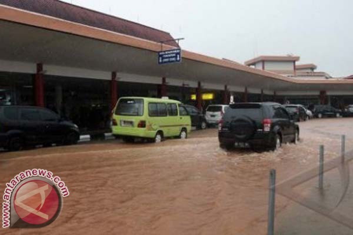 Bandara Pattimura Ambon Tergenang Air