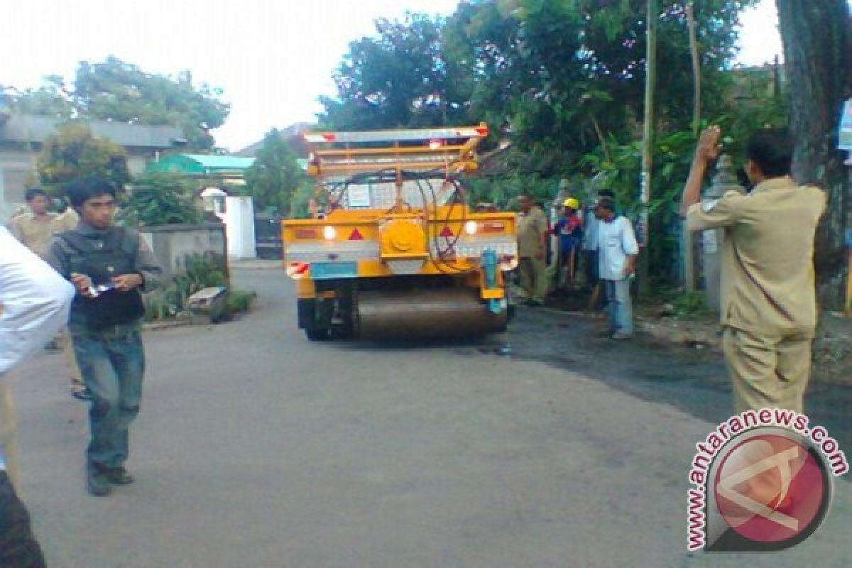Mataram uji coba truk untuk pemeliharaan jalan