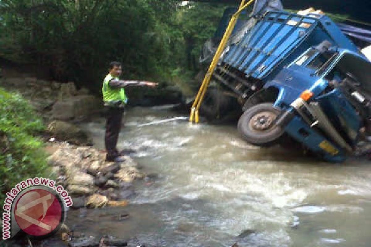 Truk Masuk Jurang, Kernet Tewas