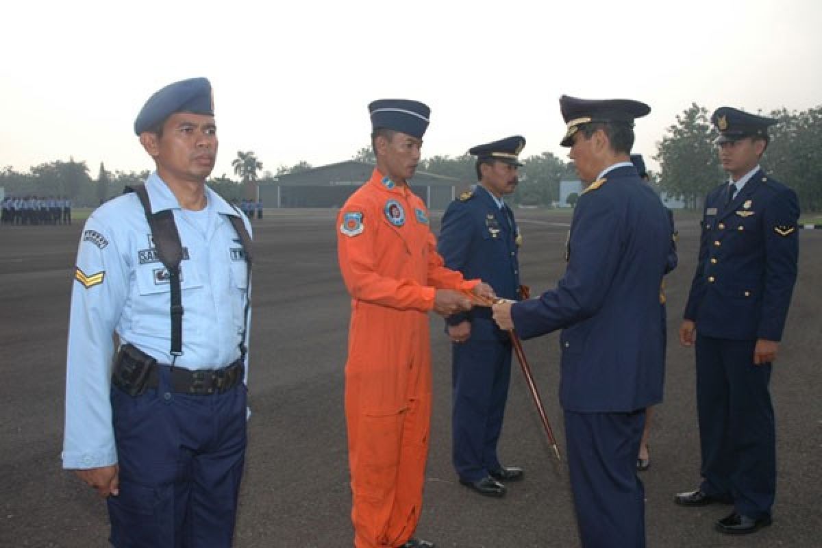 Kru Heli TNI AU dapat penghargaan