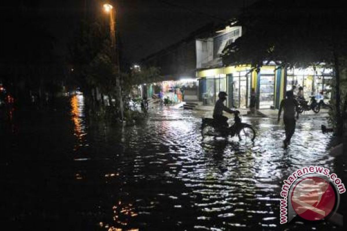 Bantaran Kali Bekasi terdampak banjir luapan