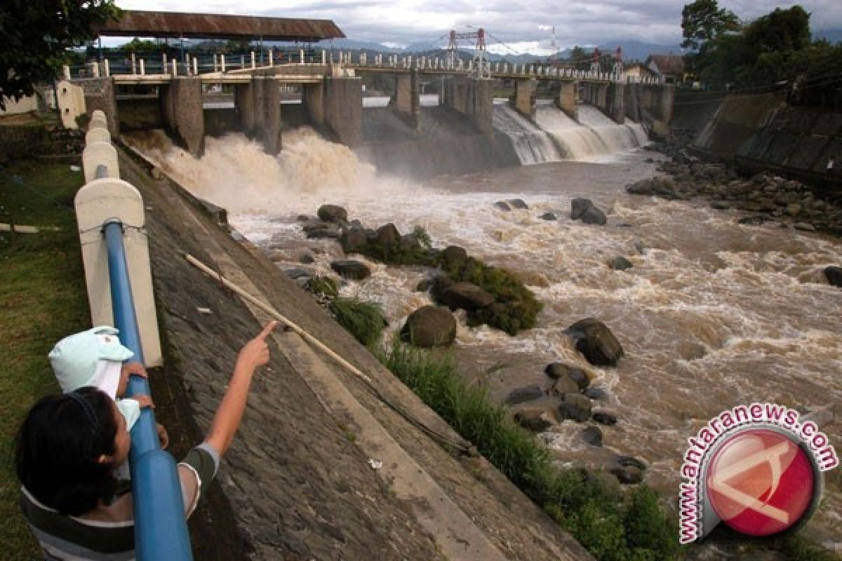 Sungai Ciliwung siaga satu banjir