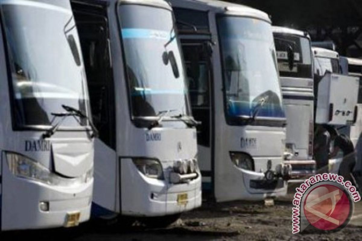 Bus terlambat ratusan pemudik di Sukabumi terlantar