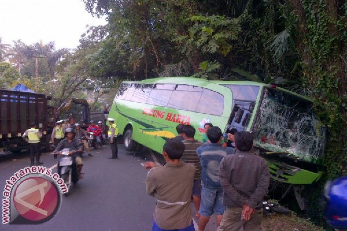 Gunung Harta Tabrak Truk