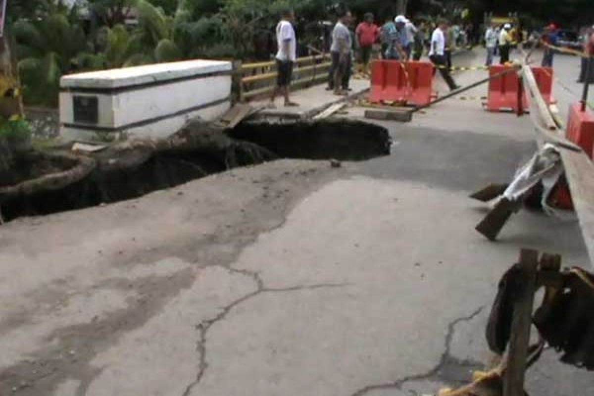 Sungai Balandete Kolaka Meluap Jalan Provinsi Amblas