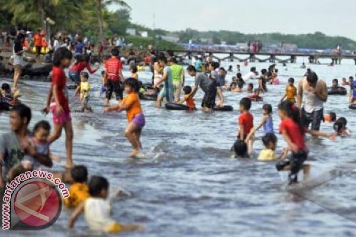 Pantai Akkarena kebanjiran pengunjung pada liburan Imlek 