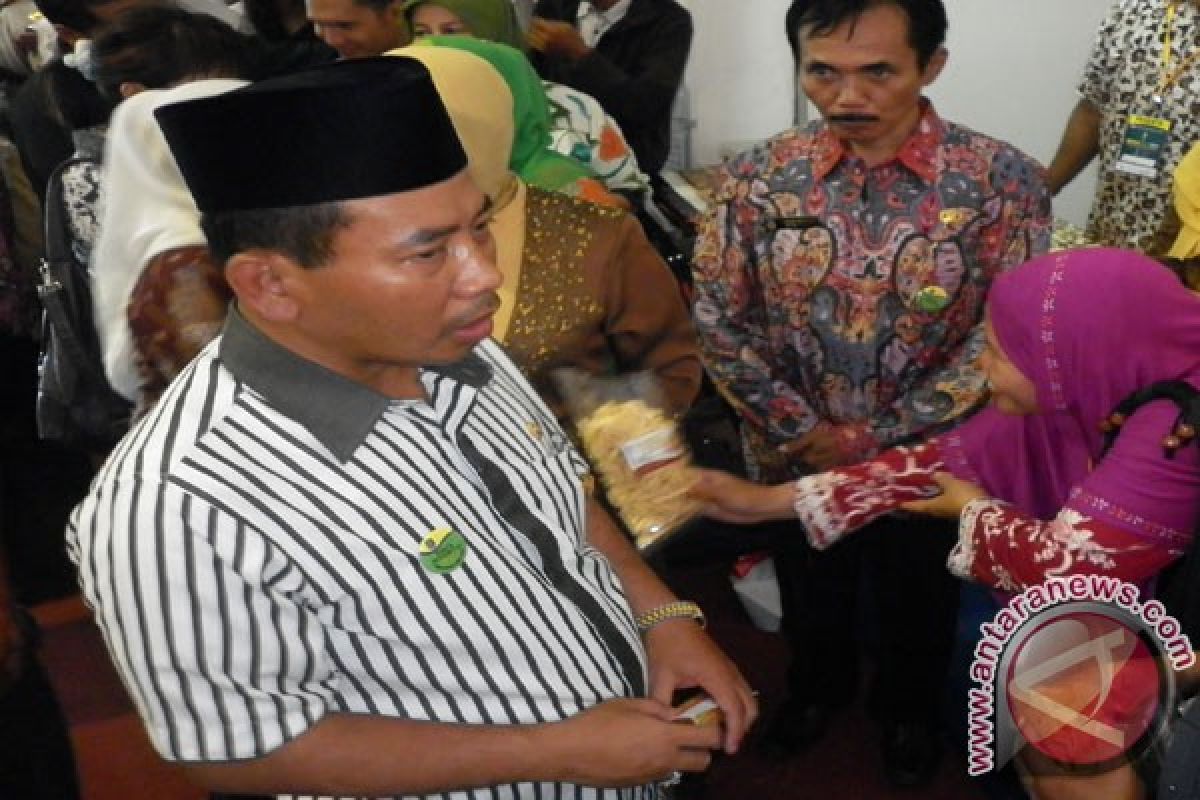 Wali Kota Bekasi Hadiahkan Dodol Betawi