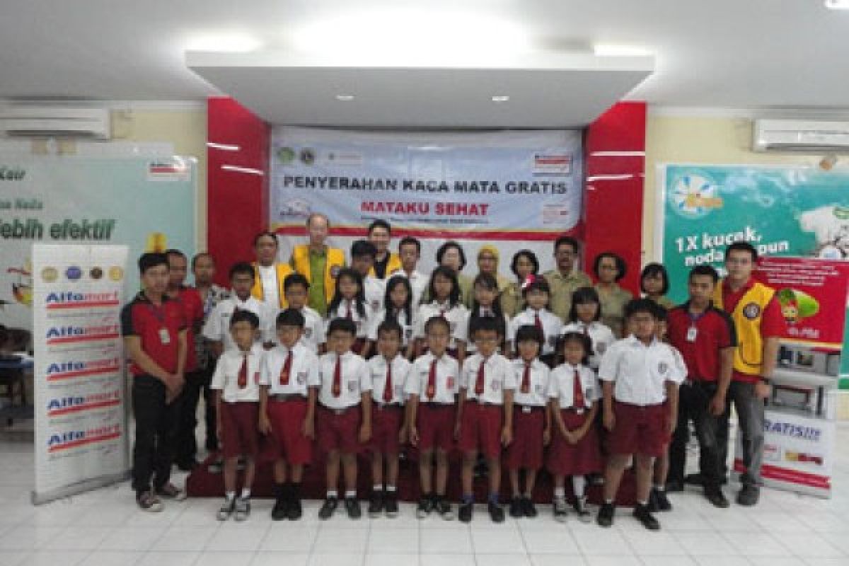 Alfamart Serahkan Kacamata Gratis ke Anak-anak Sekolah