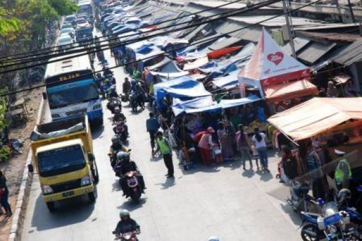 Pasar Tumpah Halangi Jalur Semarang-Blora