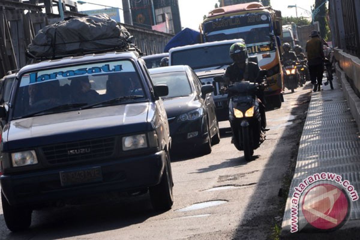 Jalur pantura Subang padat merayap