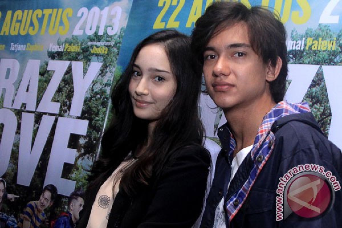 Adipati Dolken belajar sejarah sambil syuting