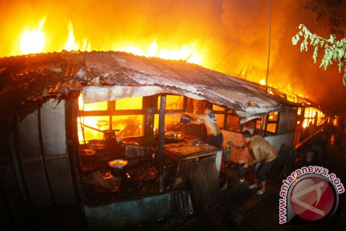 Puluhan kios PKL Kokrosono Semarang ludes terbakar
