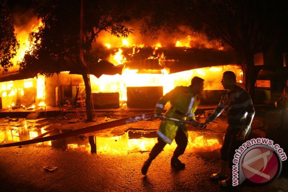 32 kios sembako di Pasar Raya Mekongga terbakar