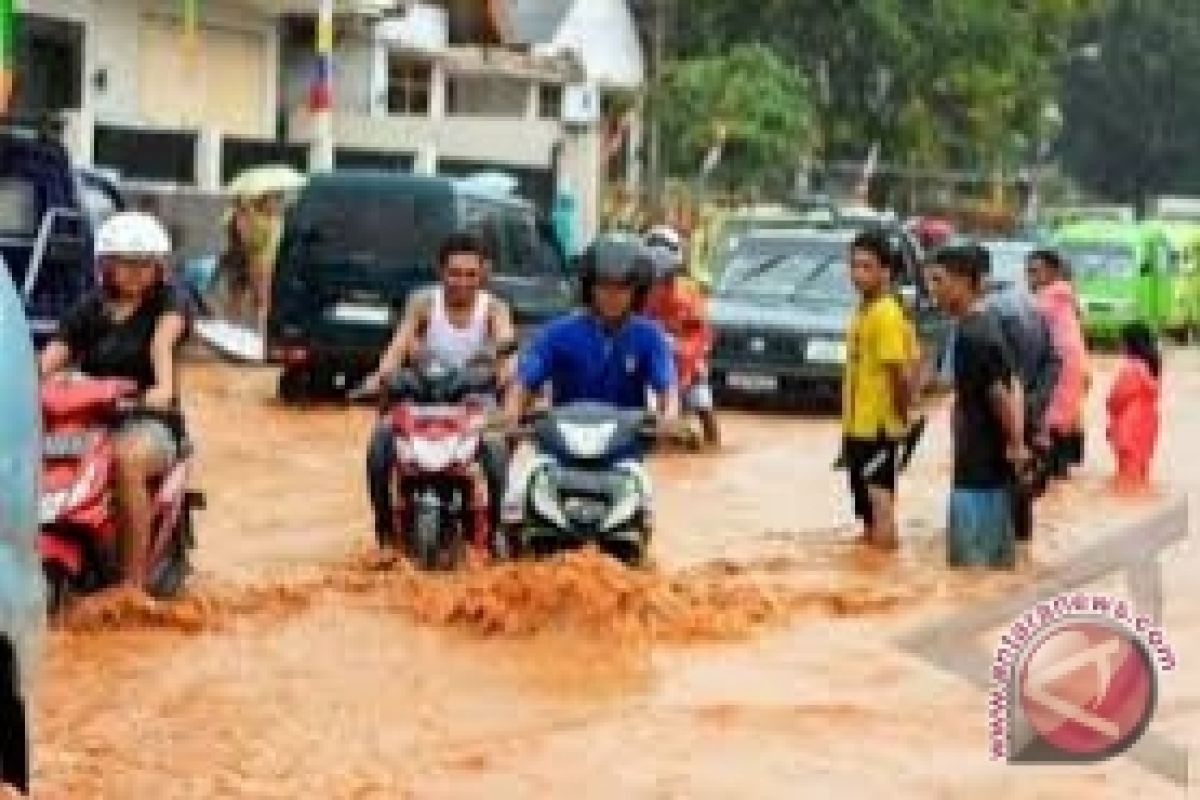 BNPB bantu korban banjir-longsor di Ambon