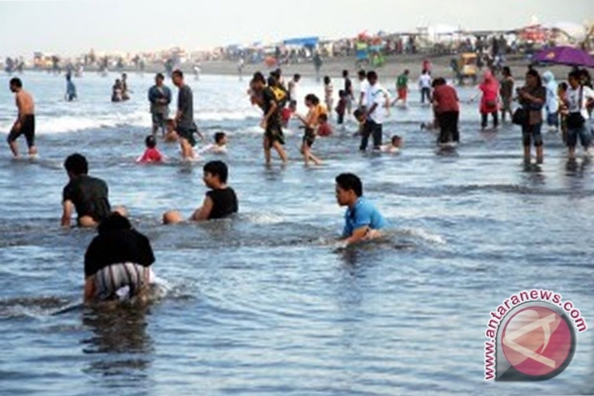 Pantai Pasir Putih Dipadati pengunjung