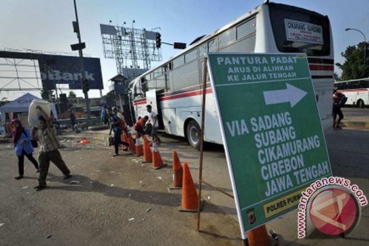 Gerbang tol Cikampek arah Pantura padat