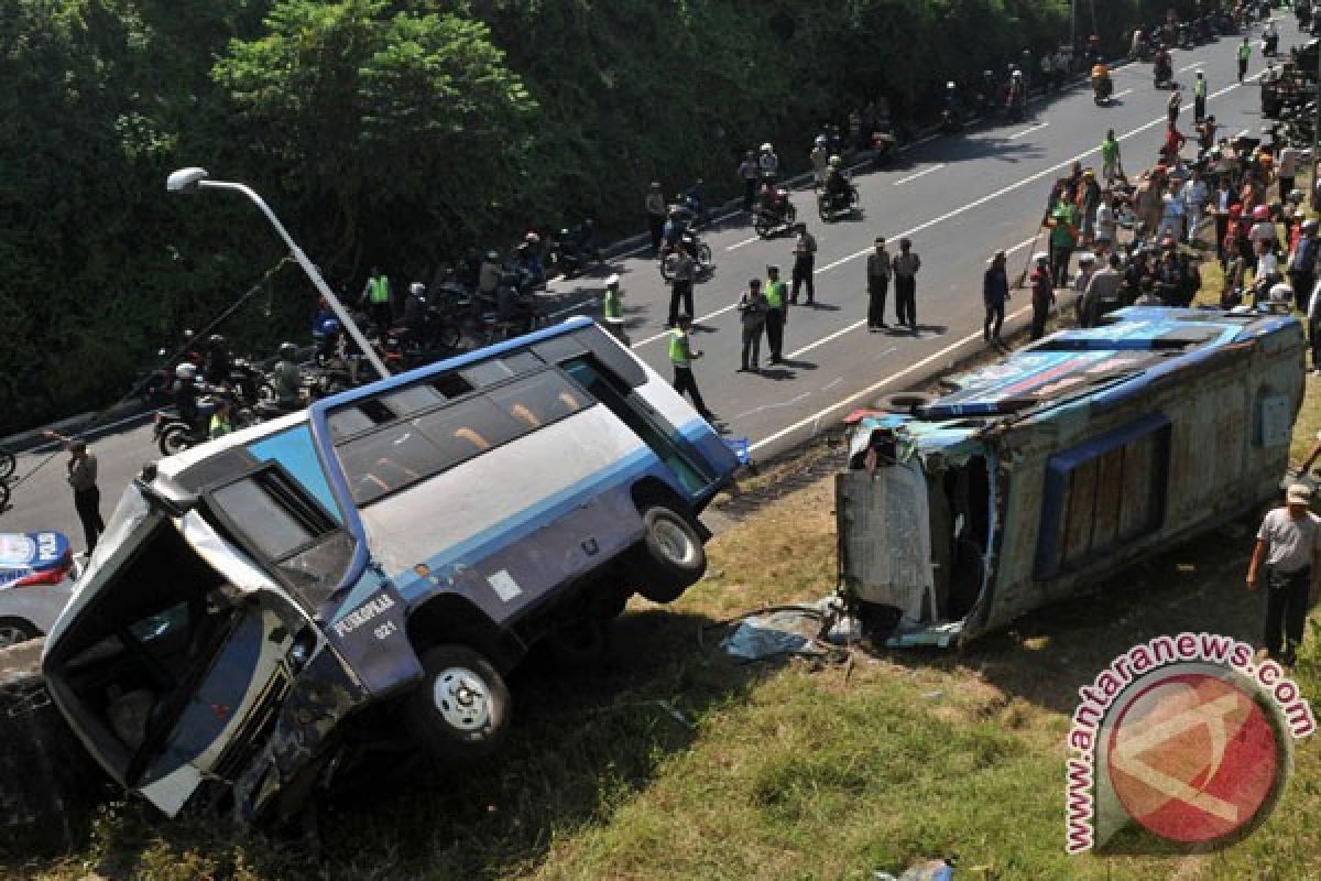 Kecelakaan beruntun di Ungaran libatkan 14 kendaraan