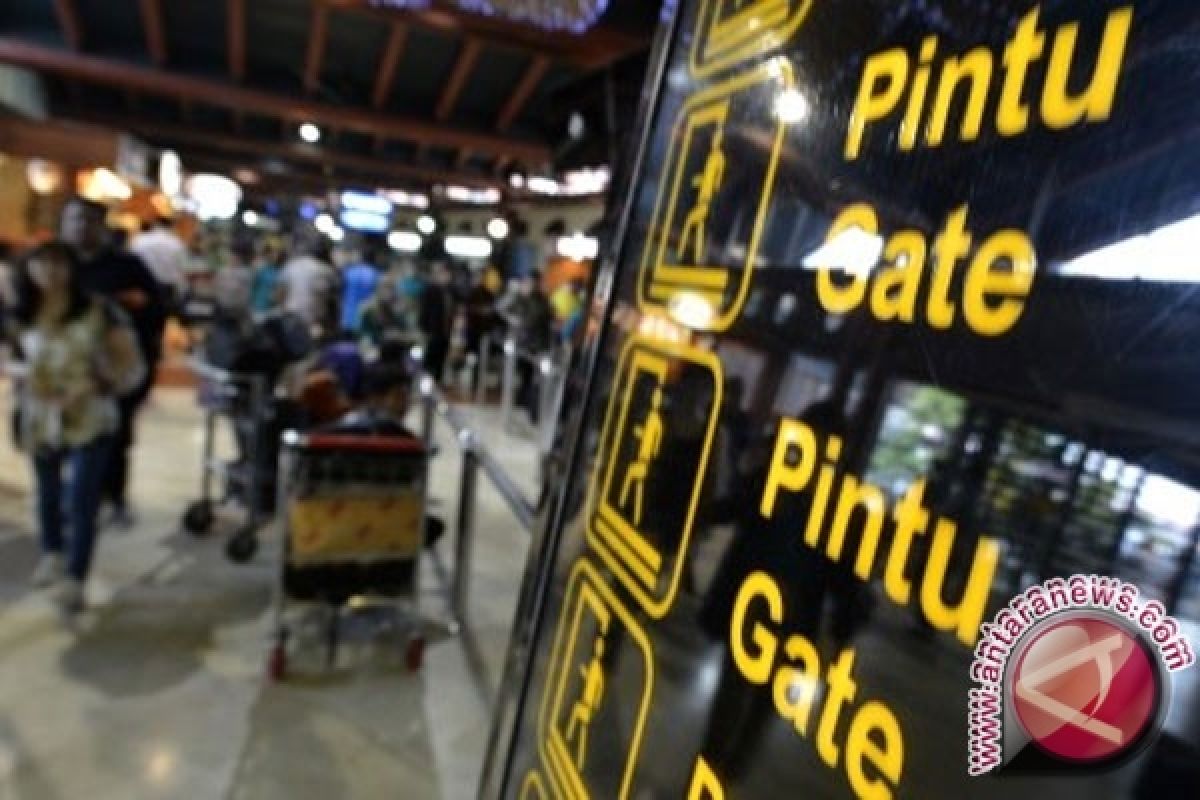 Benarkah nampan di bandara lebih kotor dari toilet?