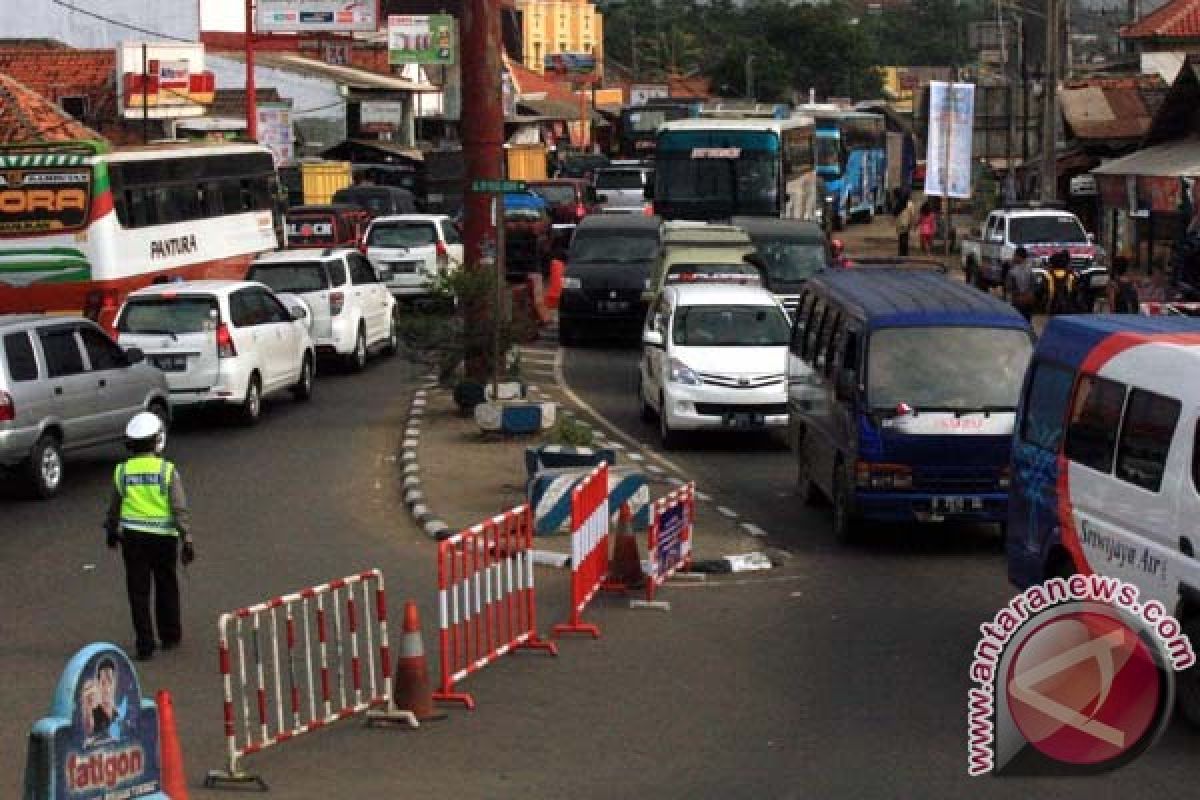 Simpang Jomin ke gerbang tol Cikopo padat