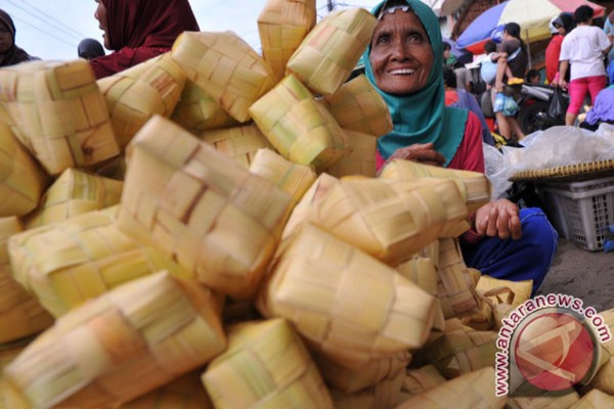 Penjual selongsong ketupat  bermunculan di Yogyakarta