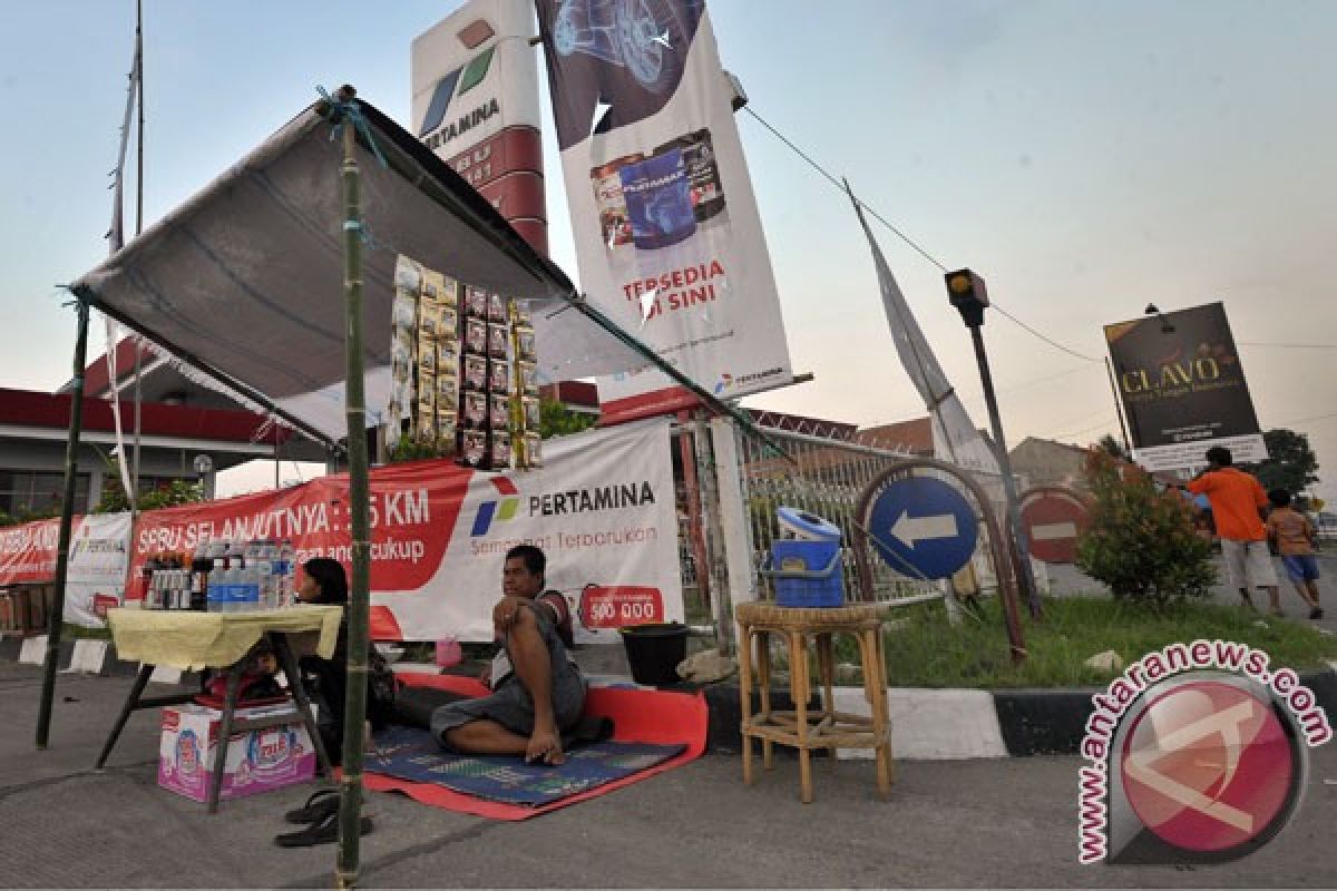 Warung dadakan bermunculan di jalur mudik Karawang-Subang