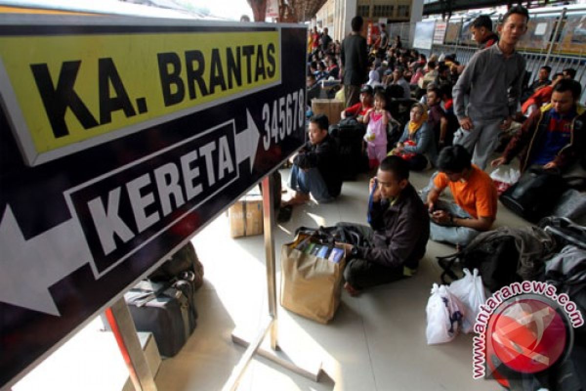 Pemudik padati Stasiun Pasar Senen