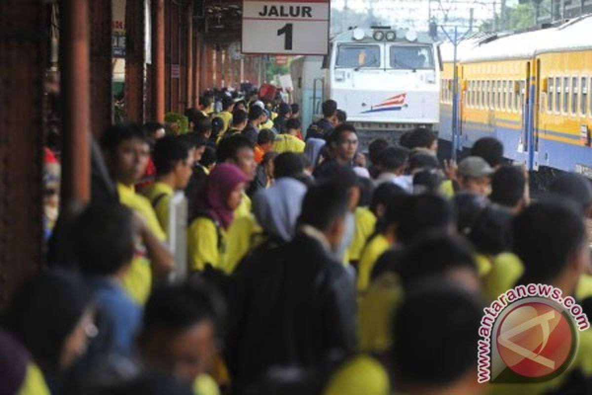 10.966 pemudik tiba di Stasiun Senen