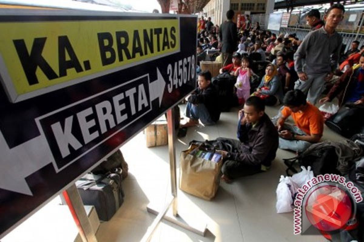 Senen train station still crowded with holiday travelers