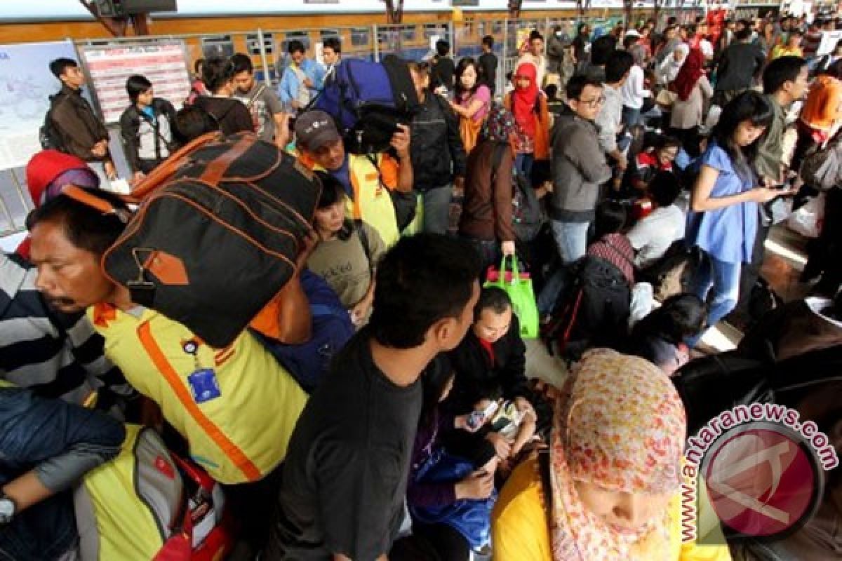 Pemudik masih padati Stasiun Pasar Senen