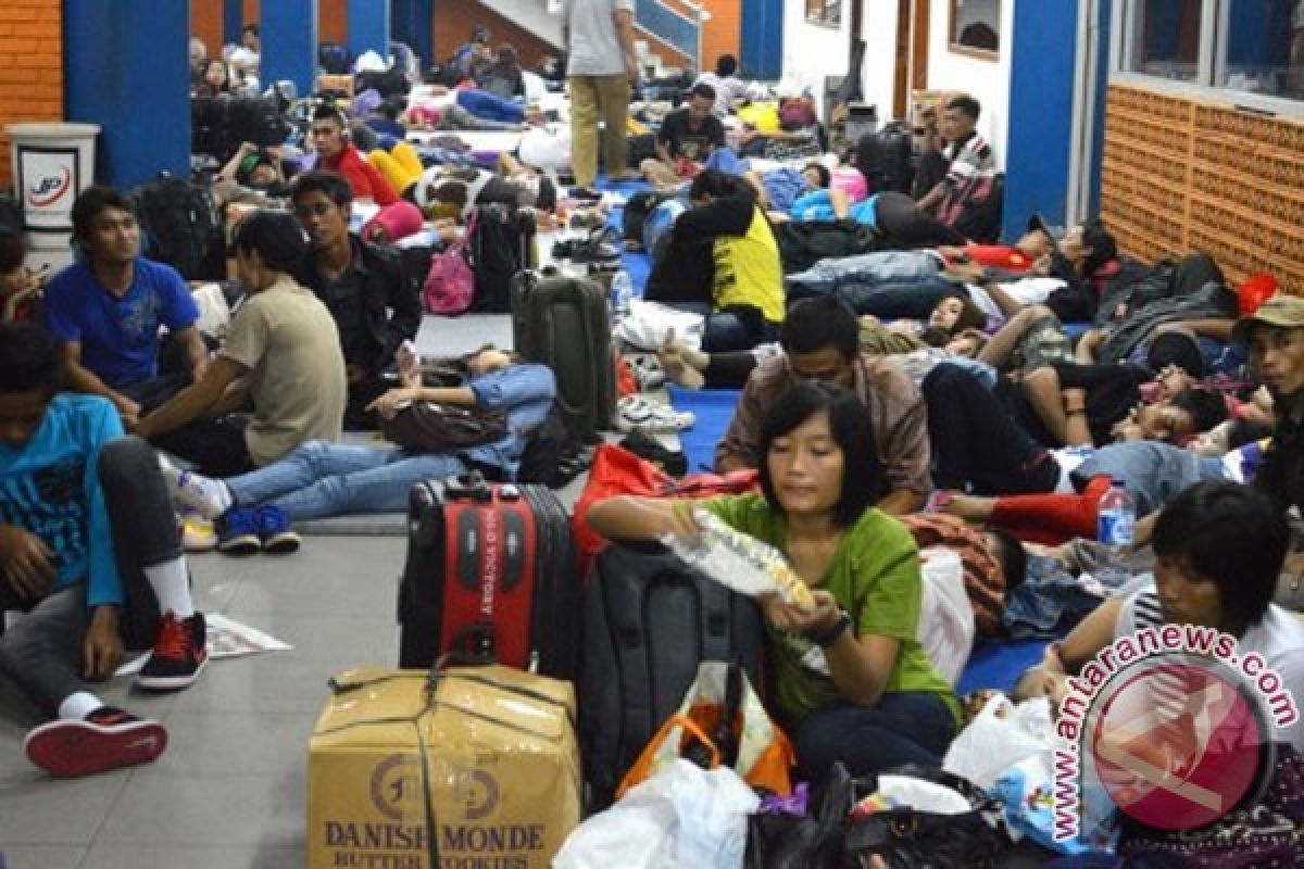 Penumpang masih bermalam di Pelabuhan Bakauheni