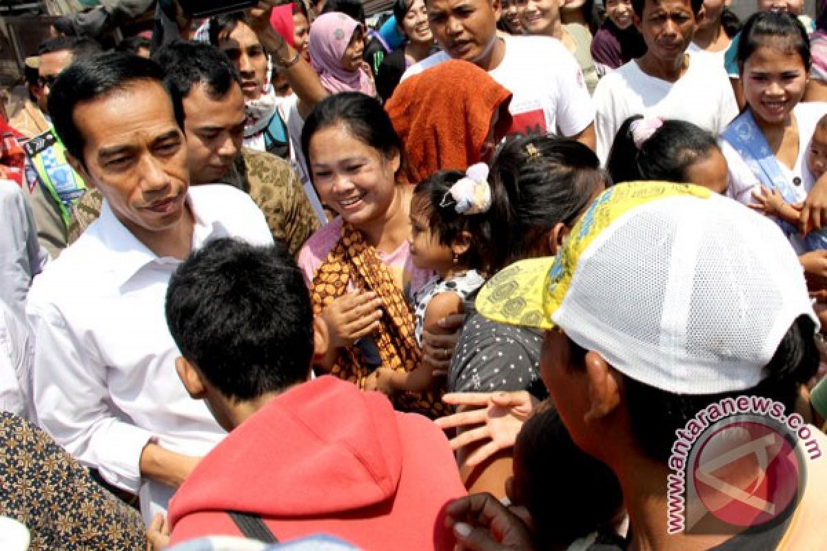 Jokowi "salam tempel" warga