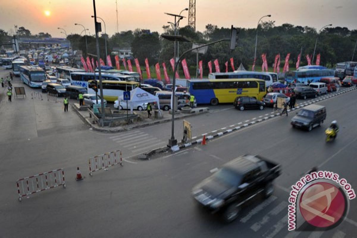 Jalan arteri Karawang ramai lancar