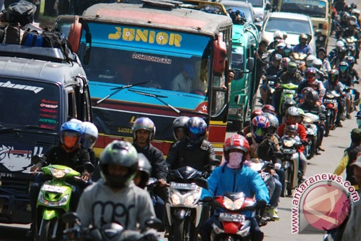 Jalur selatan Jabar macet hingga Parakan Muncang Bandung