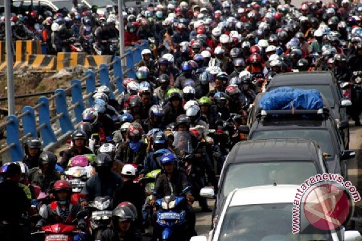 Antrean panjang pemudik sepeda motor di Pelabuhan Merak