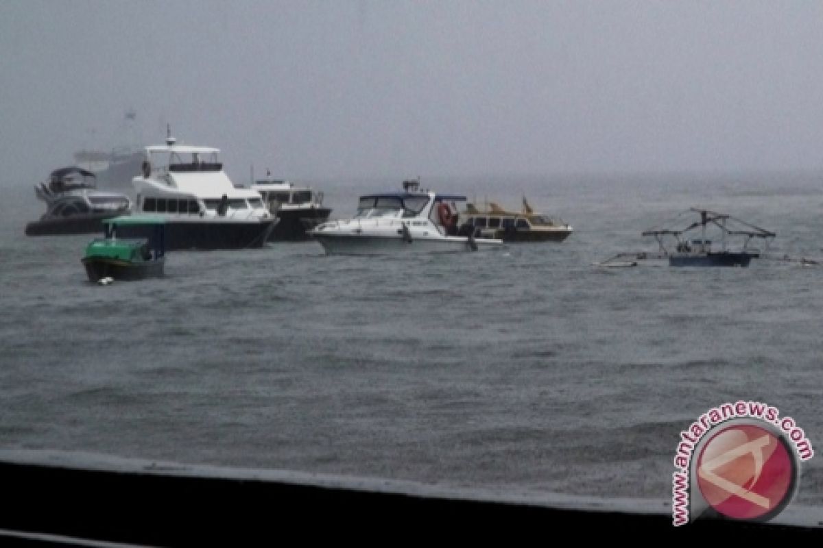 Kapal Patroli Kesyahbandaran Evakuasi 100 Penumpang Speedboat