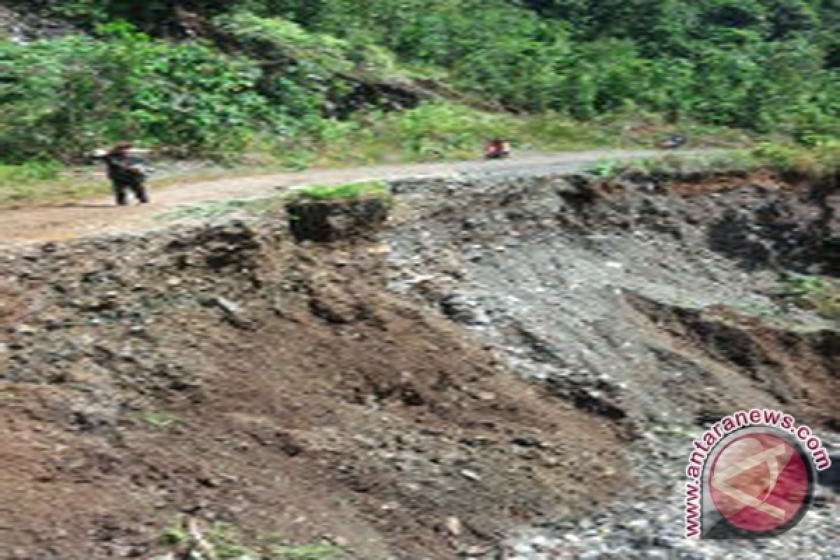 Bupati Kotabaru tinjau lokasi tanah longsor