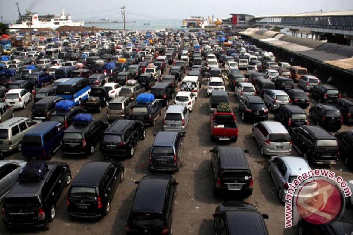 Pelabuhan Merak masih dipadati mobil pribadi