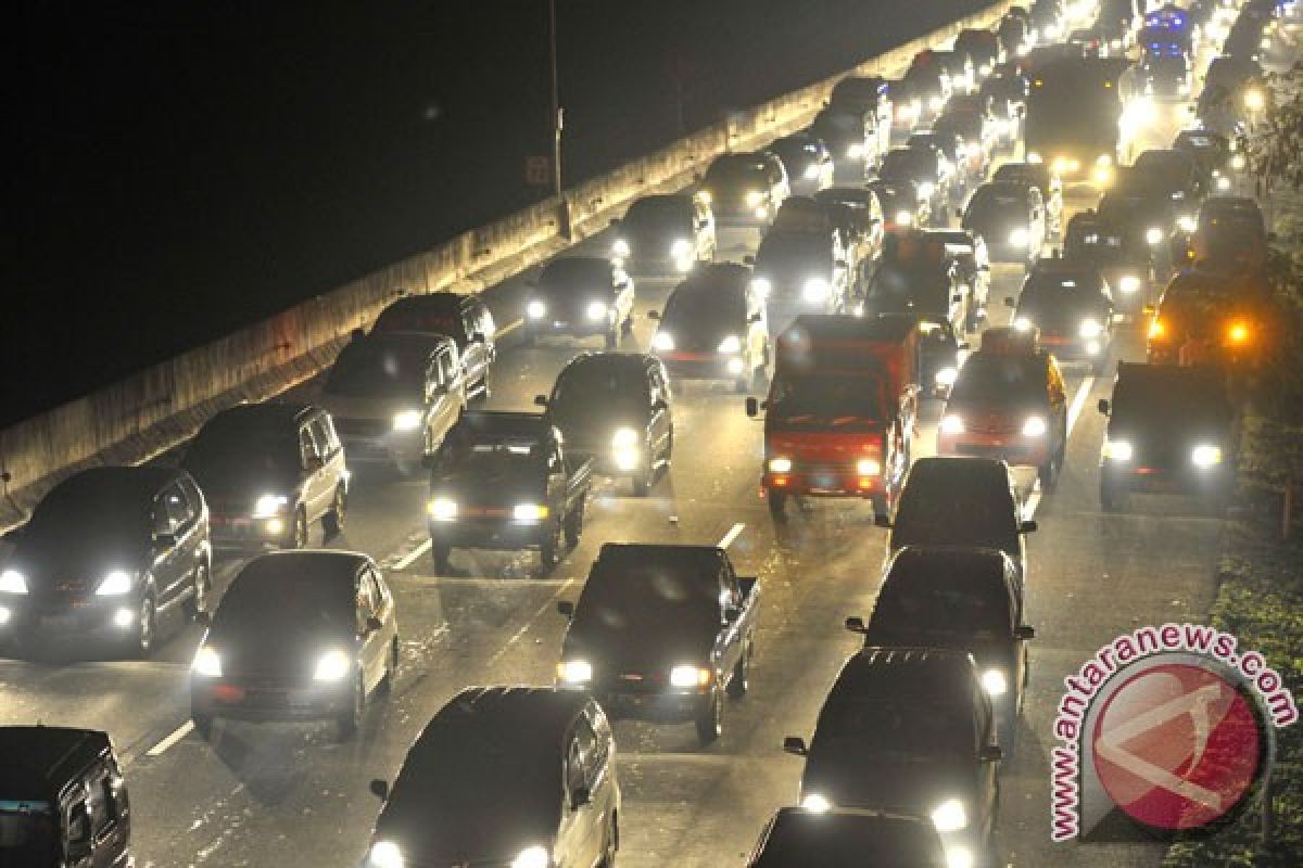 Pertemuan Tol Cikampek-Cipularang padat