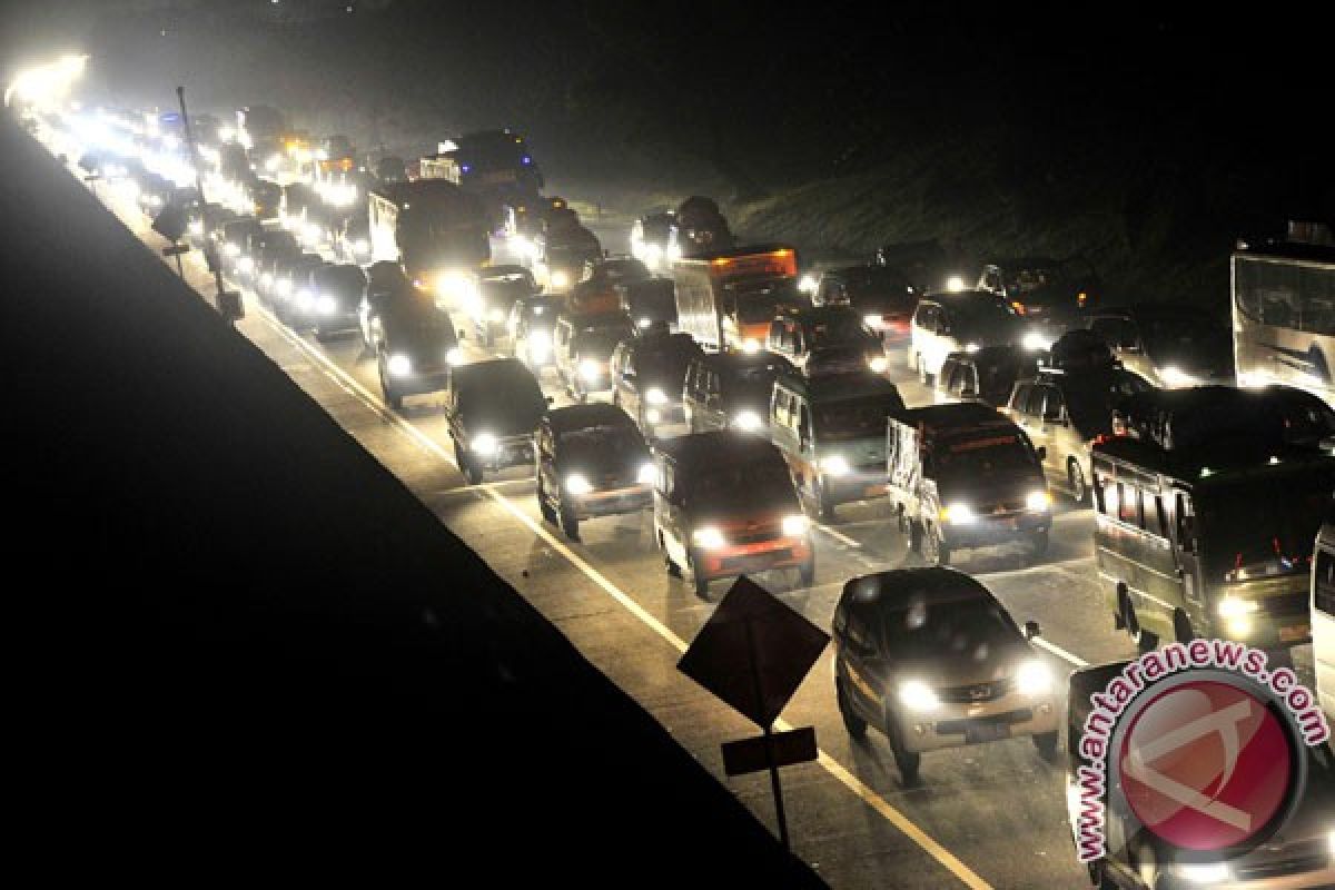 Kemacetan di tol Cikampek akibat volume kendaraan