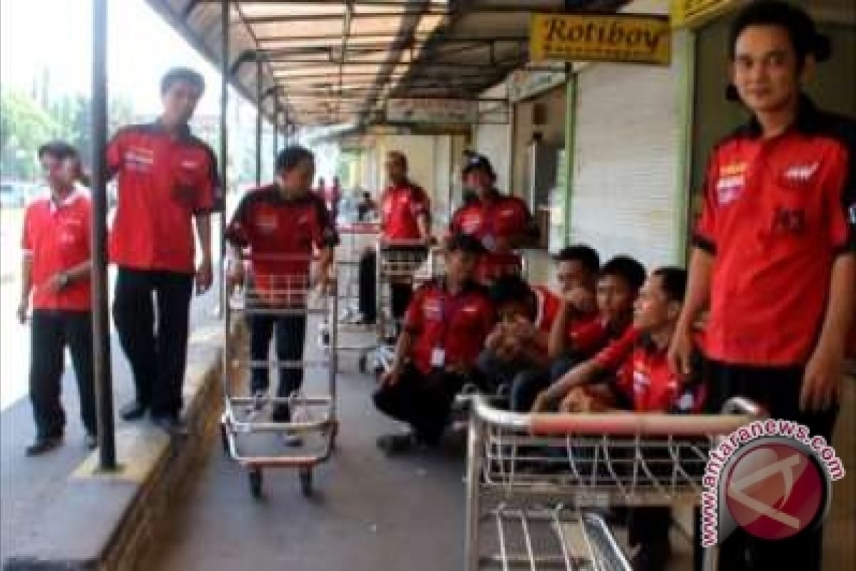 Pendapatan Porter Bandara Depati Amir Meningkat