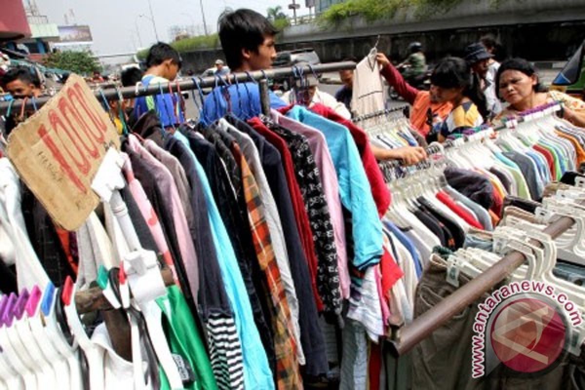 Ramadhan, penjualan pakaian bekas di Pasar Senen lesu 